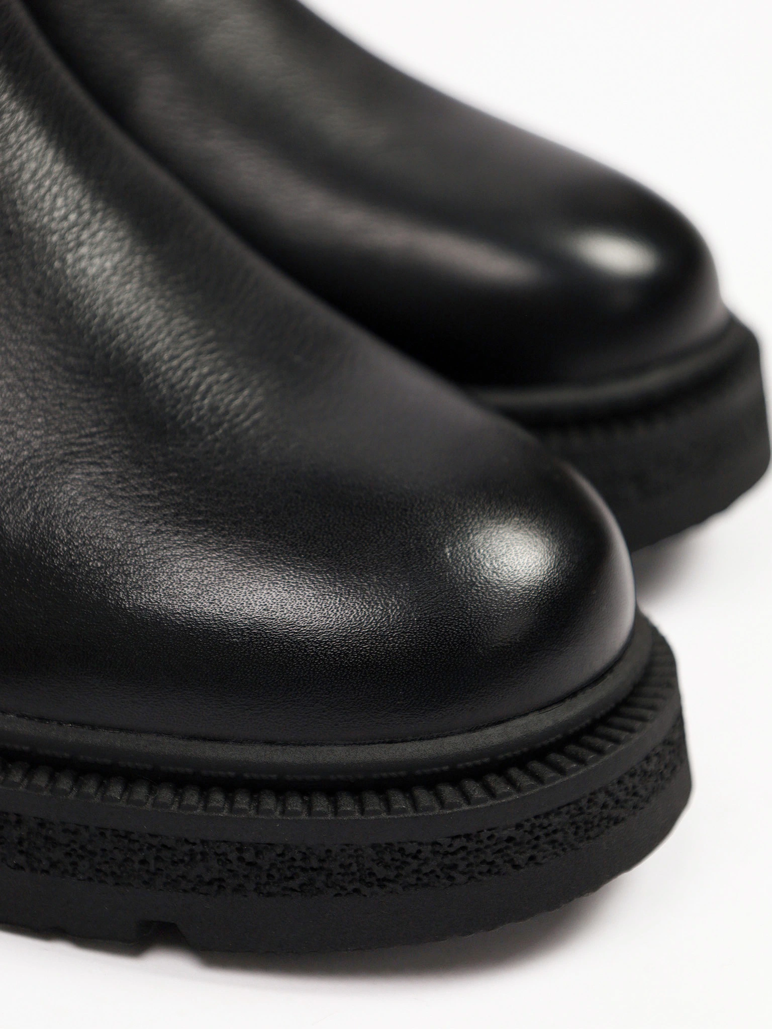 Ботинки черного цвета с двумя боковыми молниями